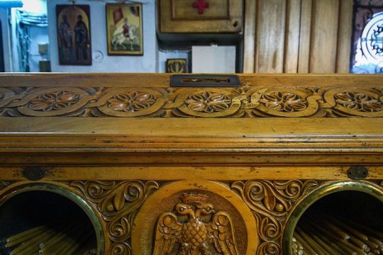 Μητροπόλεις και νοσοκομεία (και η Πολιτεία)