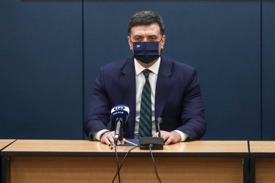 Πουλάει ελπίδα με εμβόλιο και εθελοντές ιδιώτες γιατρούς