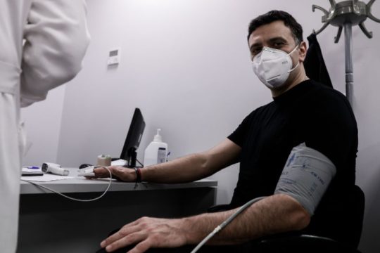 Βουλευτές ΣΥΡΙΖΑ προς Κικίλια: Πόσοι ασθενείς χάνουν τη ζωή τους από κορονοϊό εκτός ΜΕΘ;