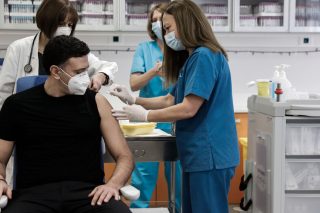 Υπερδοσολογία κυβερνητικής αισιοδοξίας, αντιστρόφως ανάλογη των εμβολίων