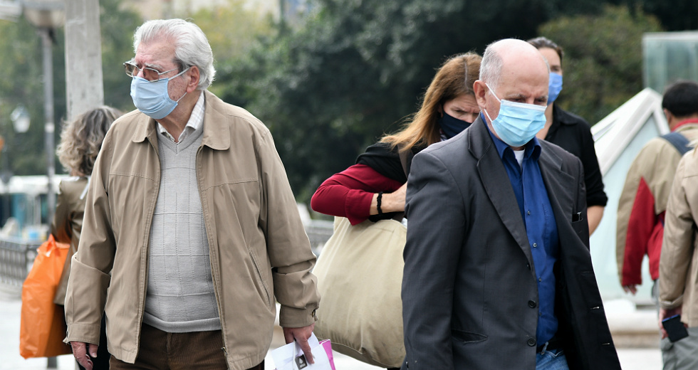 Τετραψήφιος ξανά ο αριθμός των κρουσμάτων, στα ύψη διασωληνώσεις και θάνατοι