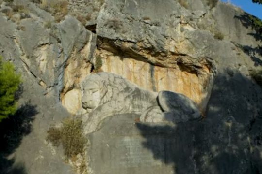 Ο Λέων του Ναυπλίου εδώ και 180 χρόνια αποδίδει φόρο τιμής στα θύματα επιδημιών