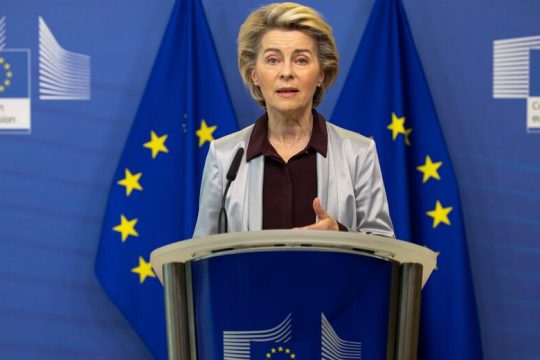 Ερχονται άμεσα τα πρώτα εμβόλια και για την Ε.Ε.