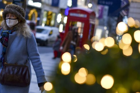 Ημερήσιο ρεκόρ κρουσμάτων στη Βρετανία – Πάνω από 80.000 οι επιπλέον θάνατοι 