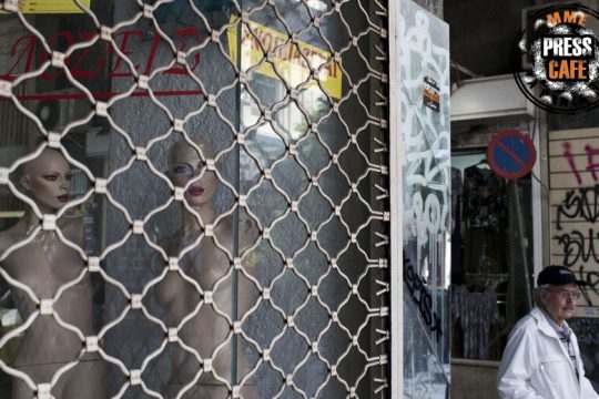 Press Cafe: Το κενό της μεσαίας τάξης