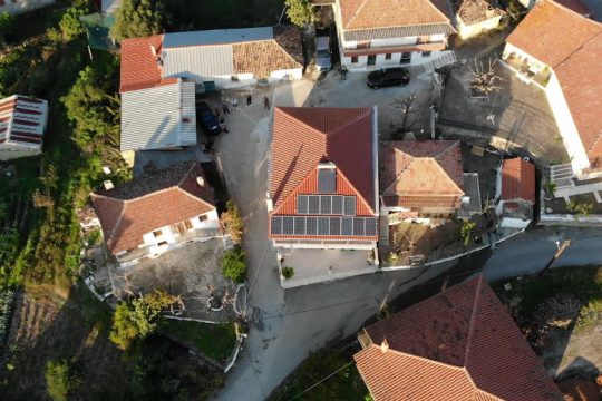 Tα οφέλη για κατοικίες και επιχειρήσεις από τη λειτουργία έξυπνου συστήματος ενεργειακής αυτονομίας