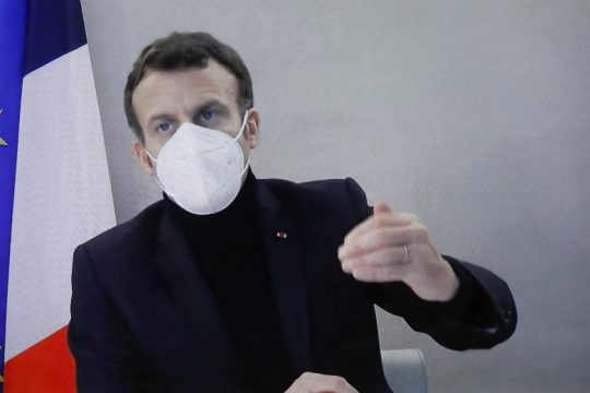 Στην προεδρική κατοικία των Βερσαλιών με πυρετό ο Μακρόν