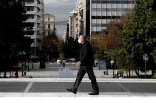 Λιγότερα κρούσματα με λιγότερα τεστ, αλλά σε υψηλούς αριθμούς νεκροί και διασωληνώσεις