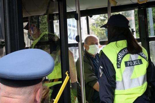 Απόλυτη σύγχυση για το αν πρέπει να ανοίγουν τα παράθυρα στα Μέσα Μαζικής Μεταφοράς