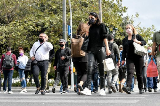 Σε υψηλά επίπεδα παραμένουν κρούσματα, θάνατοι και διασωληνωμένοι