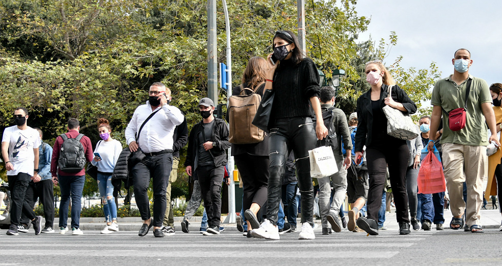 Μικρή μείωση σε κρούσματα, διασωληνωμένους και θανάτους