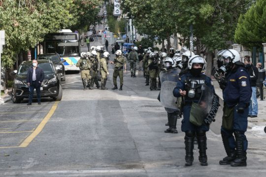 Αγία Βαρβάρα: Έκοψαν το ρεύμα σε νοικοκυριά με τη συνοδεία ΜΑΤ