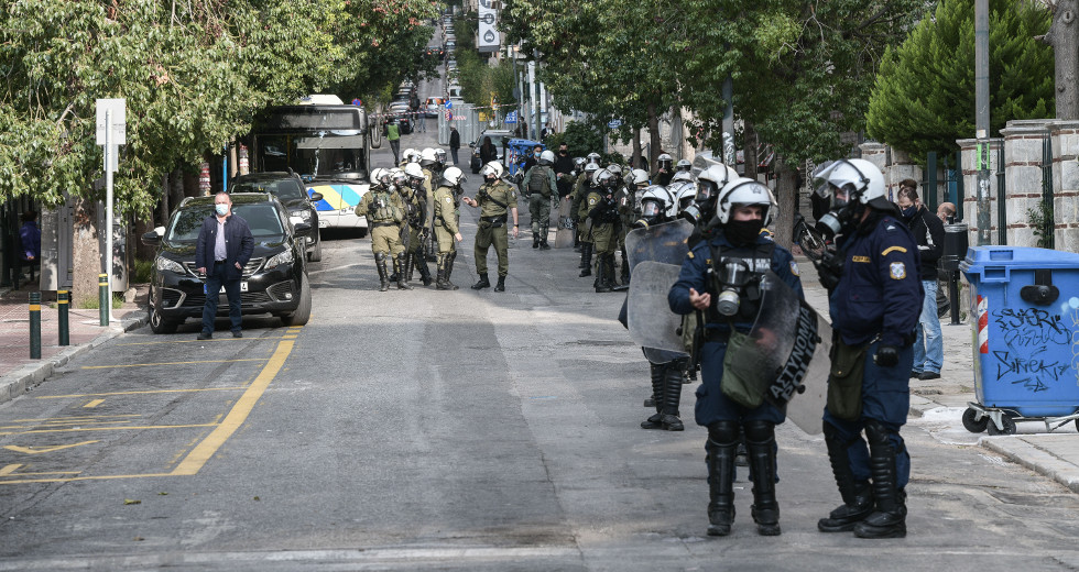 Αγία Βαρβάρα: Έκοψαν το ρεύμα σε νοικοκυριά με τη συνοδεία ΜΑΤ