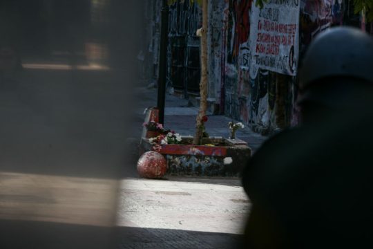 Αποτροπιασμός για την κυνική κίνηση ΜΑΤατζή που «διέλυσε» μπουκέτο με λουλούδια στη μνήμη του Αλέξη [ Βίντεο ]