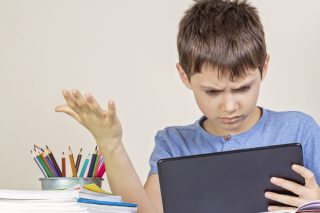 Εστειλαν τους μαθητές… άοπλους στη μάχη της τηλεκπαίδευσης