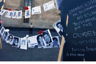Ψάχνουν τους οικείους τους στη ματωμένη μεξικανική γη
