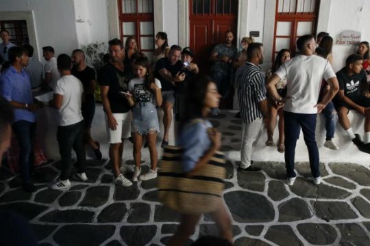 Ετοιμάζουν από τώρα πάρτι σε βίλες της Μυκόνου μετά το Πάσχα
