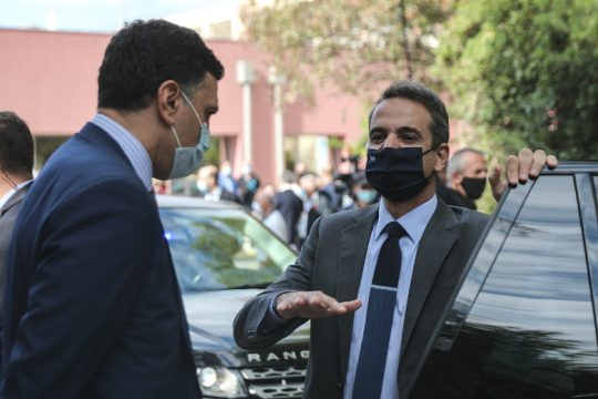 Αποπροσανατολίζουν με το εμβόλιο ενώ η πανδημία καλπάζει