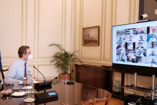 Εναπόθεση των ελπίδων στους εμβολιασμούς