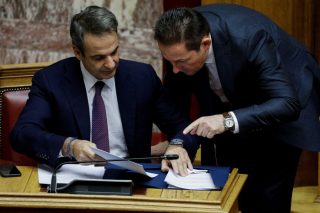 Σάλος για τα ψέματα με τα «διπλά βιβλία»