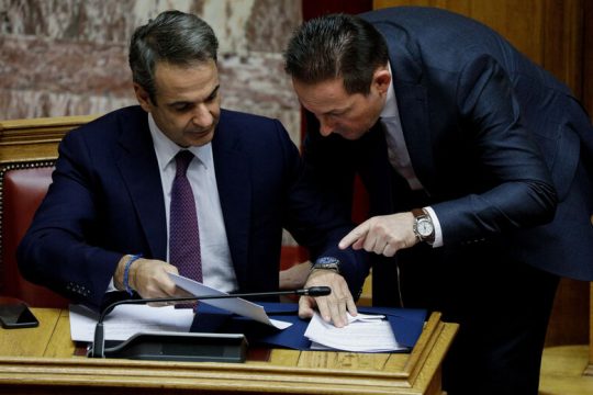 Σάλος για τα ψέματα με τα «διπλά βιβλία»