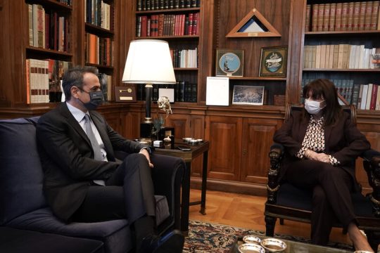 Ανησυχία για τις εορταστικές συναθροίσεις