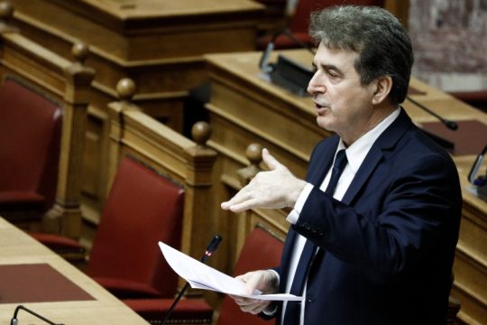 Η Μαρία Αντουανέτα δοκιμάζει την εξάρτυση των ΜΑΤ