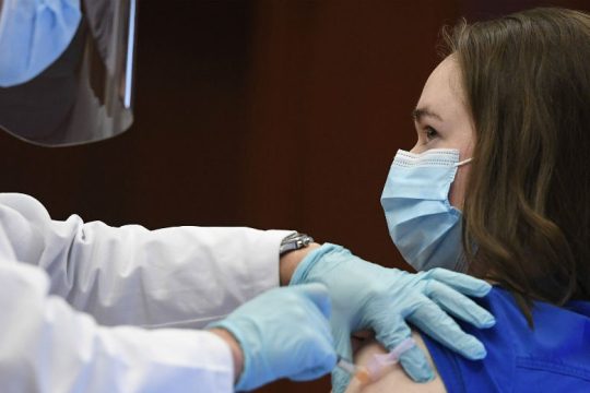 Μια νοσηλεύτρια στο Κονέκτικατ έλαβε πρώτη το εμβόλιο της Moderna