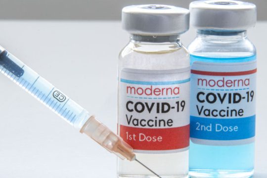Moderna: Το CDC συνέστησε τη χρήση του εμβολίου για ενήλικες