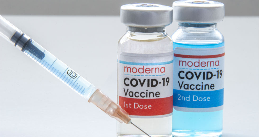 Moderna: Το CDC συνέστησε τη χρήση του εμβολίου για ενήλικες