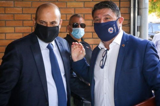 Βλέπουν το δέντρο και χάνουν το δάσος