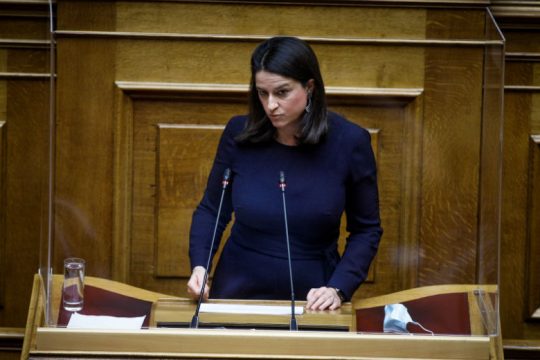 Ολοι εναντίον της κ. Κεραμέως