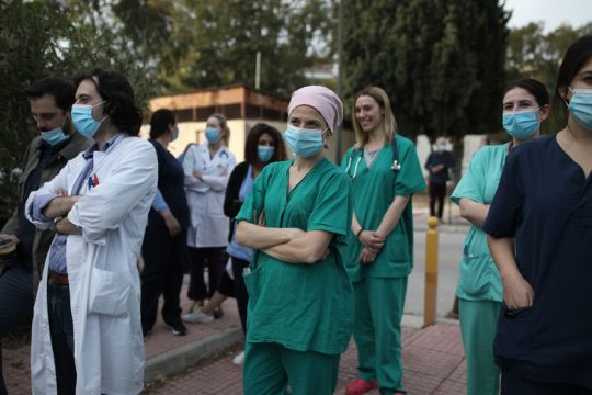 Στα βαρέα όλοι οι υγειονομικοί