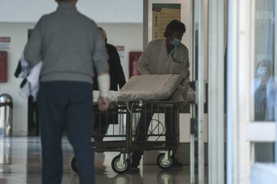 Μπήκαν στο νοσοκομείο και πήραν συγγενή τους που είχε κορονοϊό