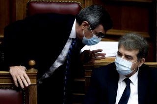 Ο Λ. Οικονόμου σε ρόλο αστυνόμου