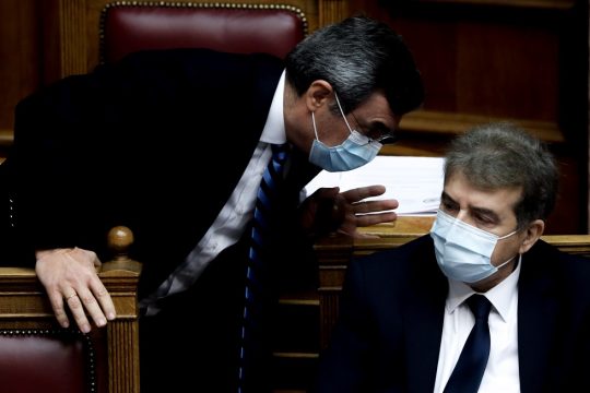 Ο Λ. Οικονόμου σε ρόλο αστυνόμου