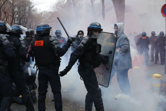 Σφοδρές συγκρούσεις στο Παρίσι στη διαδήλωση κατά της αστυνομικής βίας
