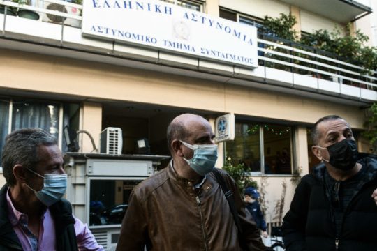Ελεύθεροι οι τρεις συνδικαλιστές της εστίασης μετά το «καψόνι» έξω από το Μαξίμου