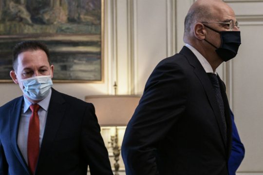 Διαψεύδει η κυβέρνηση τα περί μυστικών συνεννοήσεων με Τουρκία