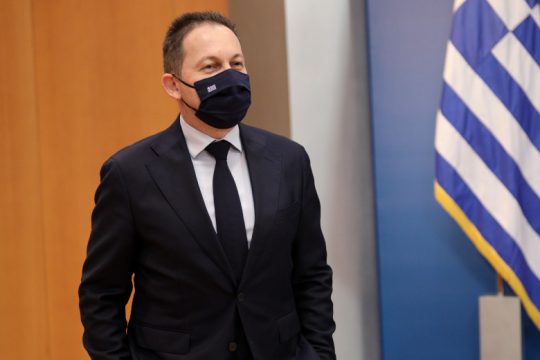 Επιμένουν προκλητικά για τους εμβολιασμούς των… αρίστων