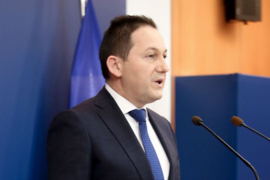 Ψαλιδίζει τις αρχικές εξαγγελίες για τα εμβόλια ο Πέτσας
