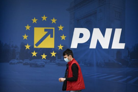 Στις κάλπες οι Ρουμάνοι, φαβορί το φιλοευρωπαϊκό κόμμα