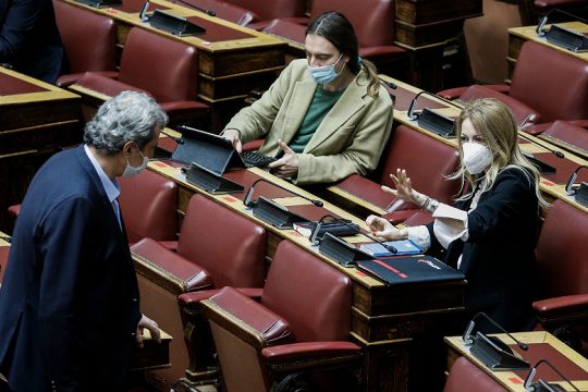 «Μετατρέπουν την Ελλάδα σε Κοινοβουλευτική Δικτατορία»