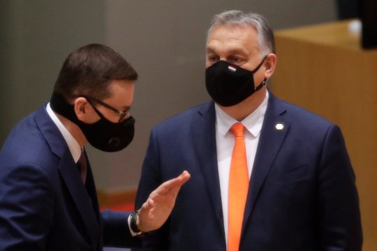 Πανηγύρια σε Πολωνία και Ουγγαρία για τον συμβιβασμό στον προϋπολογισμό