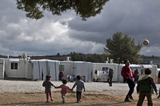 Τι προβλέπει η συμφωνία Ελλάδας – Κομισιόν για το νέο ΚΥΤ στη Λέσβο