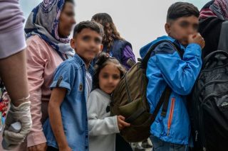 Από το γιορτινό τραπέζι… σε πογκρόμ κατά παιδιών