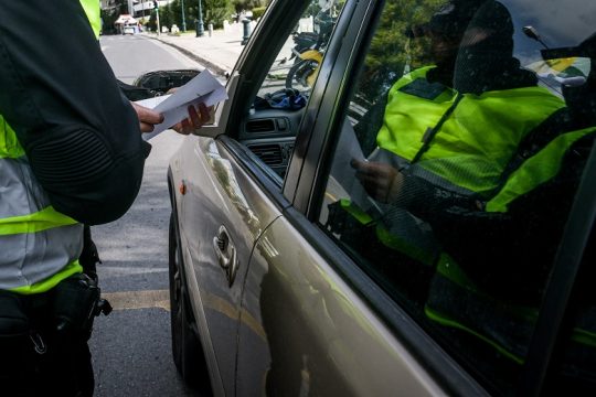 Κρήτη: Πάνω από 140 τα πρόστιμα, συλλήψεις σε καφενείο στο Ρέθυμνο
