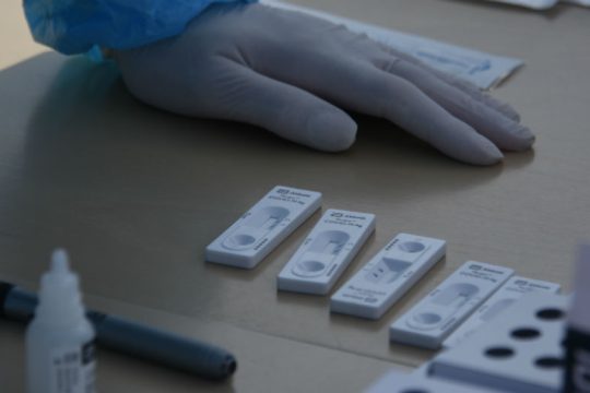 Ανεβάζει η κυβέρνηση τις τιμές σε rapid test και μοριακούς ελέγχους