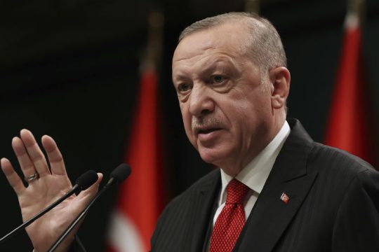 Ο Ερντογάν ευχήθηκε η Γαλλία «να απαλλαγεί» από τον Μακρόν