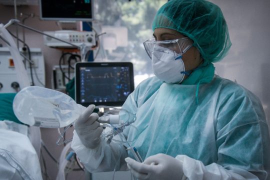 Μείωση στον αριθμό κρουσμάτων, παραμένουν ψηλά οι διασωληνώσεις 